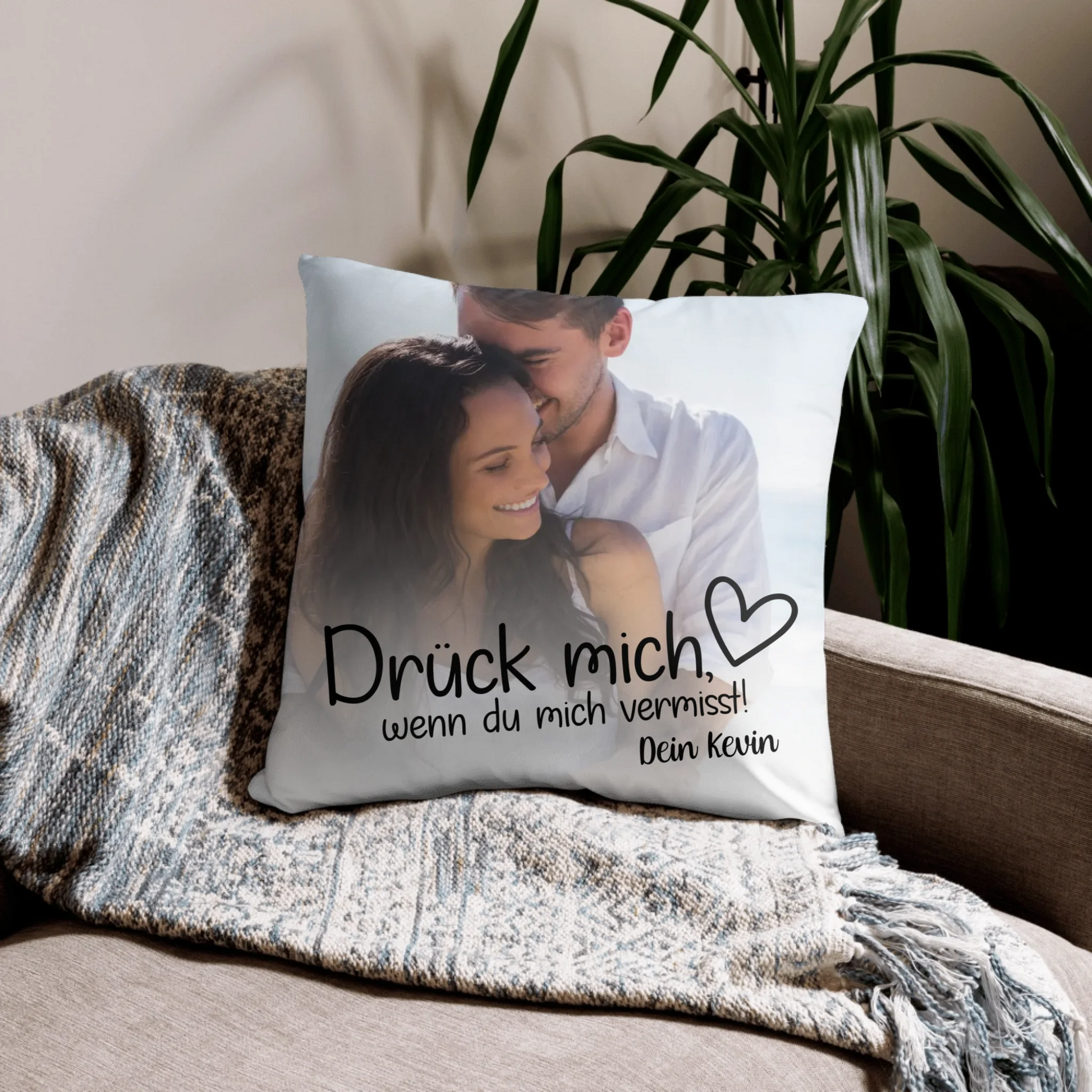 05_basic_pillow_lifestyle_22x22_base